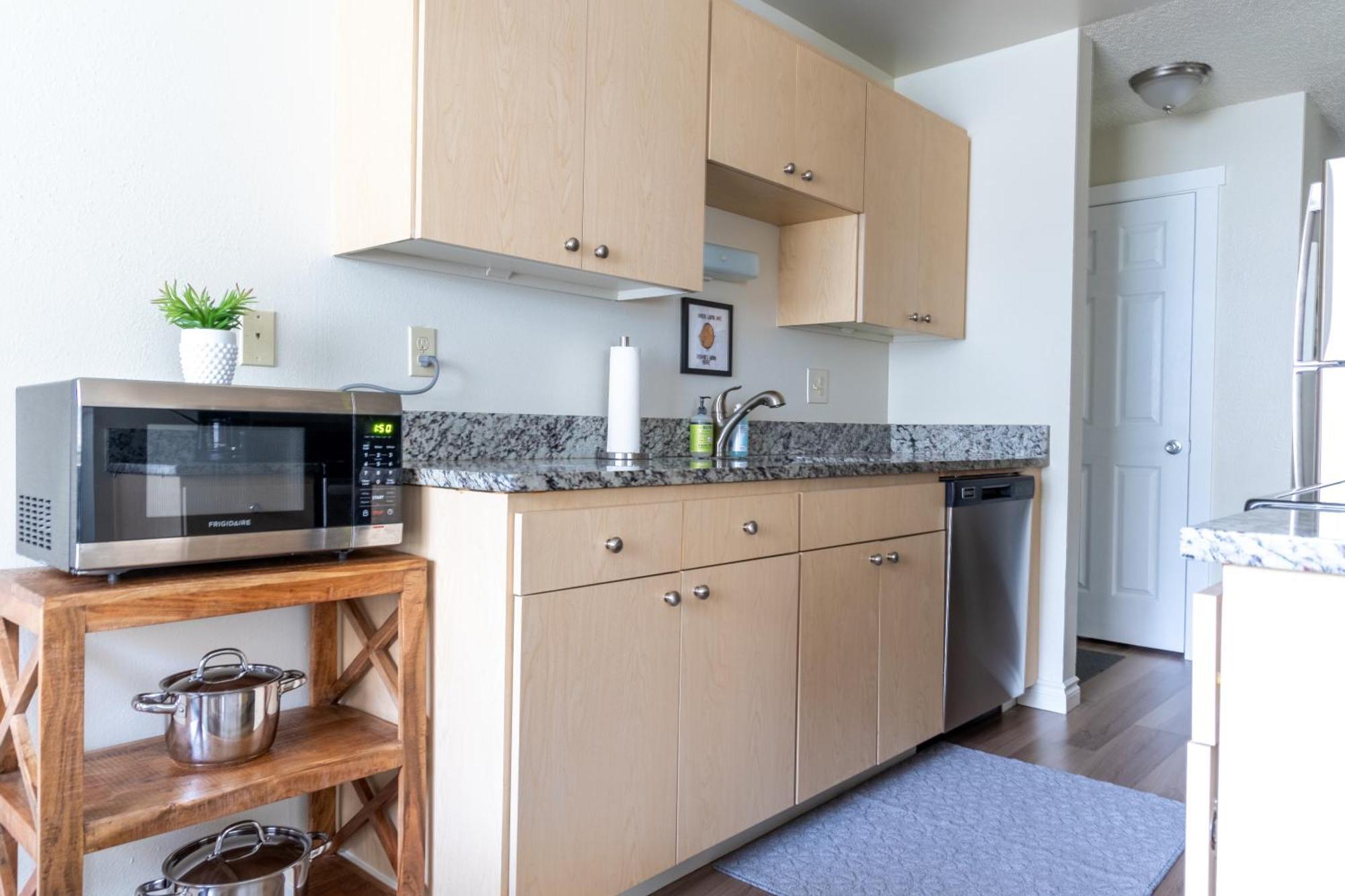 King Bed + Studio! Free Parking, Patio, Wfh Space! 시애틀 외부 사진