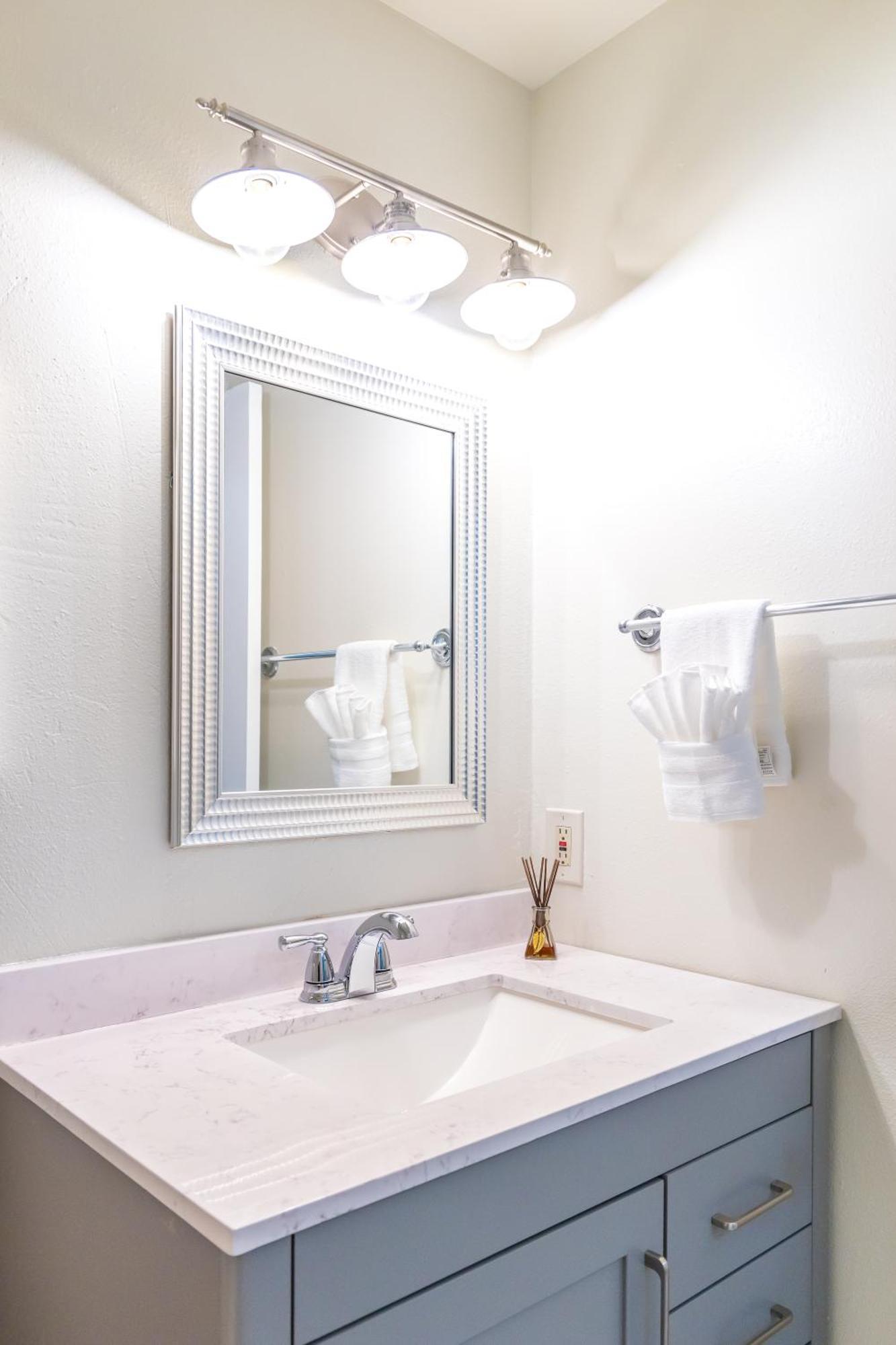 King Bed + Studio! Free Parking, Patio, Wfh Space! 시애틀 외부 사진